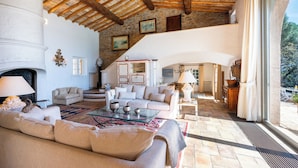 A spacious living room with a fireplace, sofas, and a coffee table. - Villa panoramic sea view gulf of Saint -Tropez swimming pool 6 bedrooms 6 bathrooms 12 pers (Sainte-Maxime)