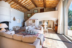 Smart TV, fireplace, table tennis, stereo