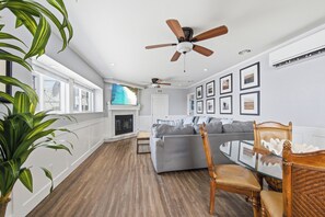 TV, fireplace, stereo - Amazing Beach House with great ocean view! (San Diego)