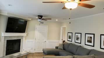 Een televisie, een open haard en een stereo