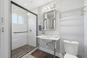 Ensemble baignoire-douche, baignoire à remous, séchoir à cheveux