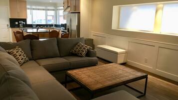 Tv, eldstad och en stereo