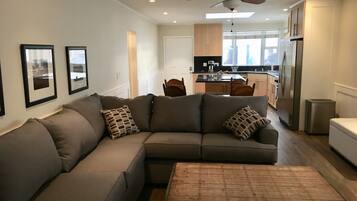 Tv, eldstad och en stereo