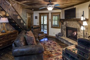 Televisie, een open haard en een dvd-speler