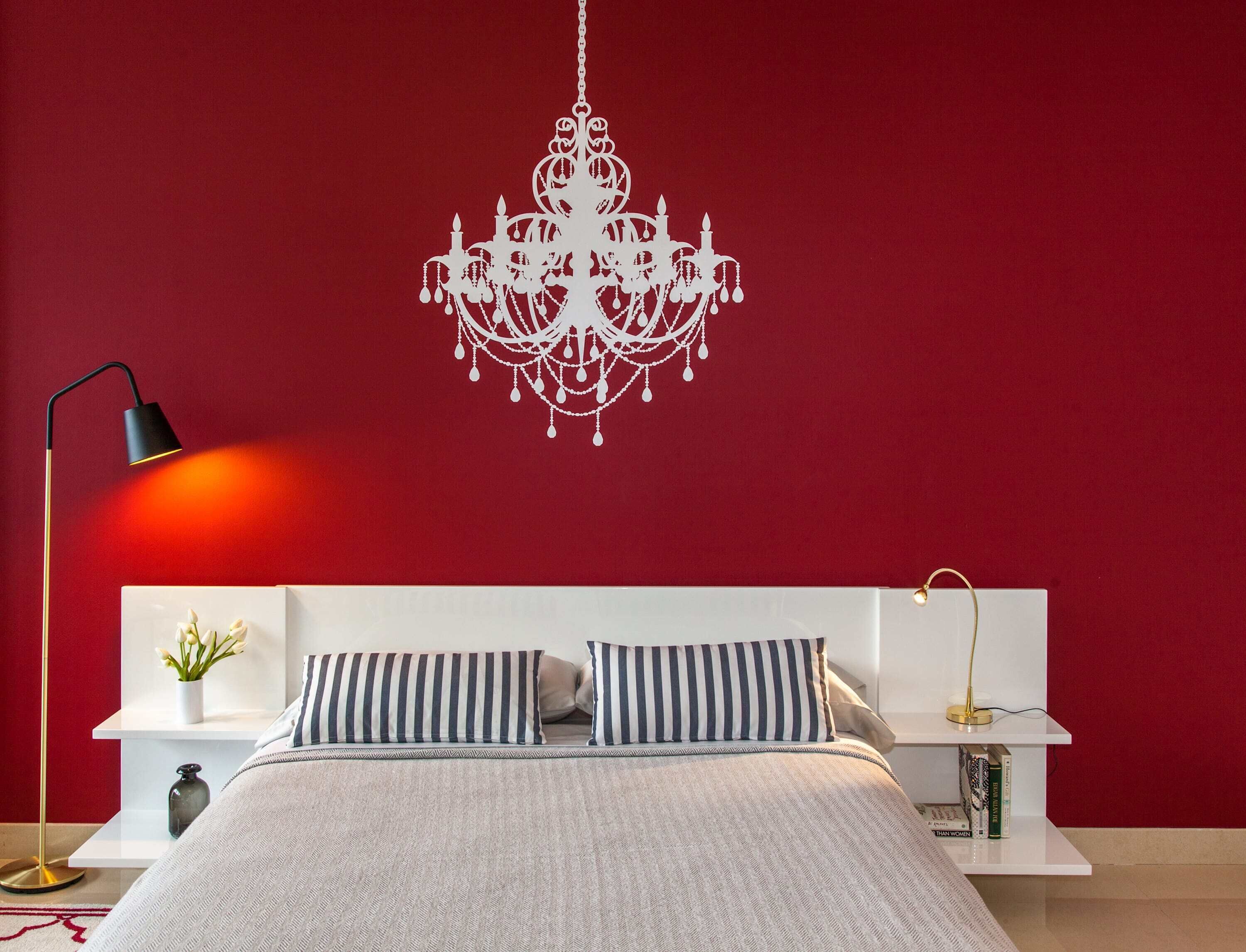 Cortinas opacas, tabla de planchar con plancha, wifi y ropa de cama