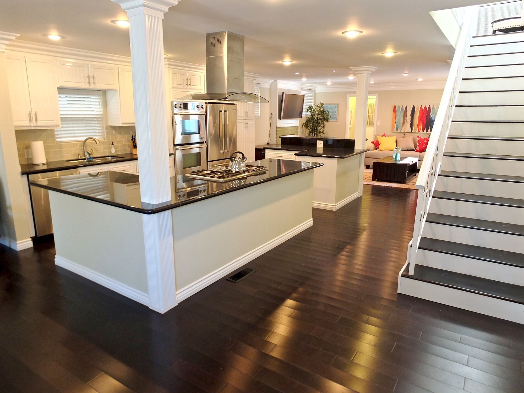 Beautiful Home, Prime Location/Large Windows/Beach Community Near Belmont Shore