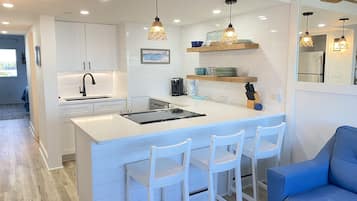 Réfrigérateur, micro-ondes, four, plaque de cuisson