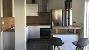 Kaffetrakter/tekoker, kjøleskap, mikrobølgeovn og ovn