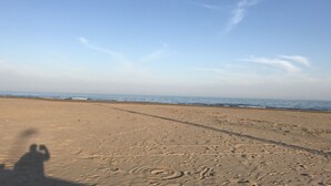 Nær stranden og solsenger