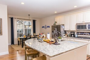 Kylskåp, mikrovågsugn, ugn och spishäll