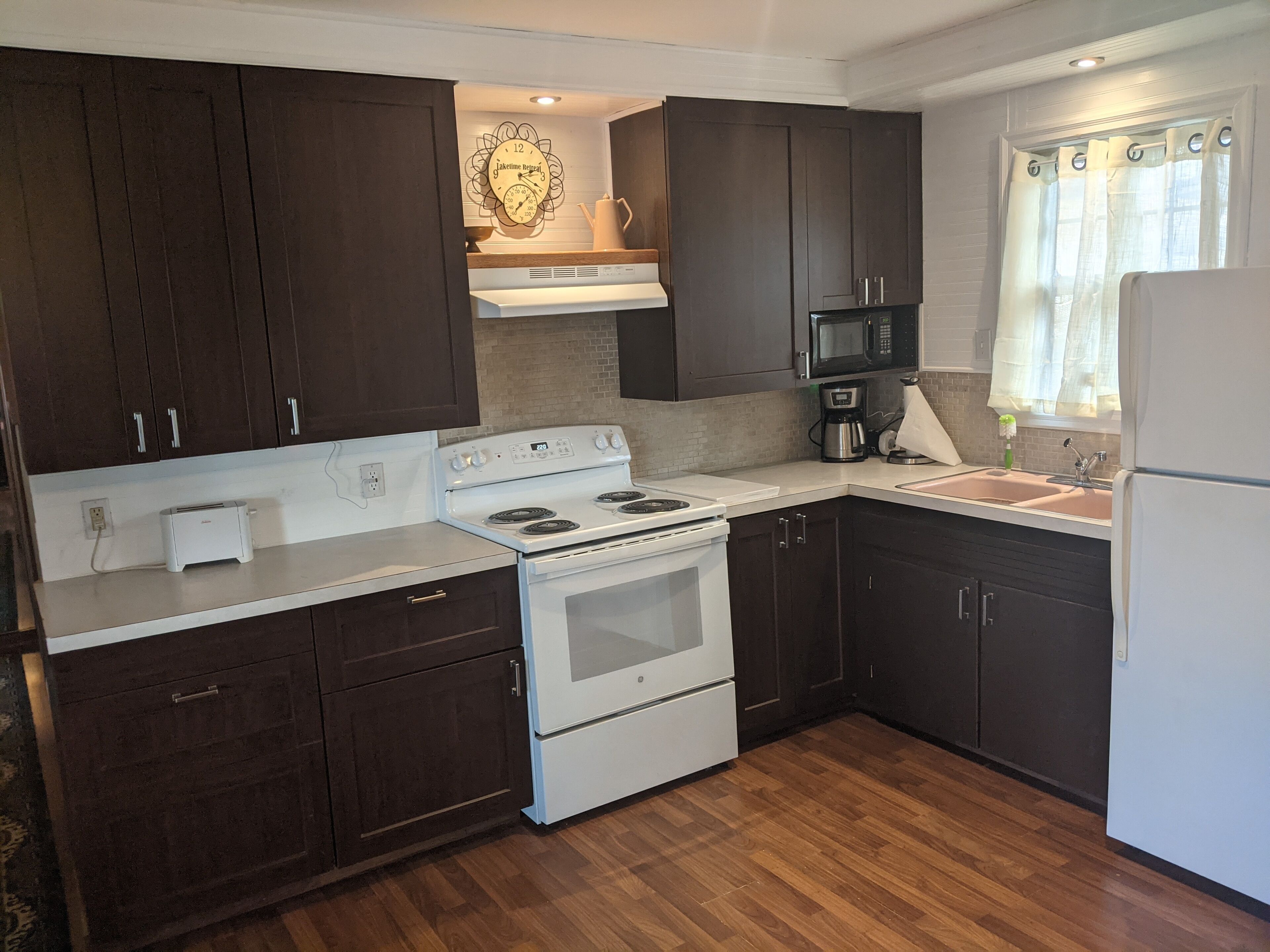 CELEBRATING OUR 14TH YEAR  RIGHT ON THE LAKE -  LAKETIME COTTAGE - NO FEES!


