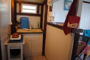 Réfrigérateur, micro-ondes, plaque de cuisson, cafetière/bouilloire