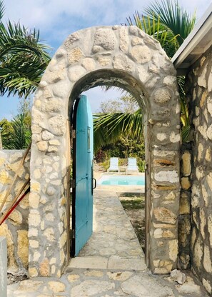 Outdoor pool - The Gatehouse – Ultra-Private Oceanfront Villa + Pool + Starlink WiFi + Kayaks (Cat Island)