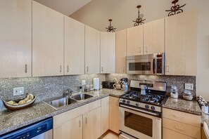 Fridge, microwave, oven, stovetop - Downtown Loft (Boulder)