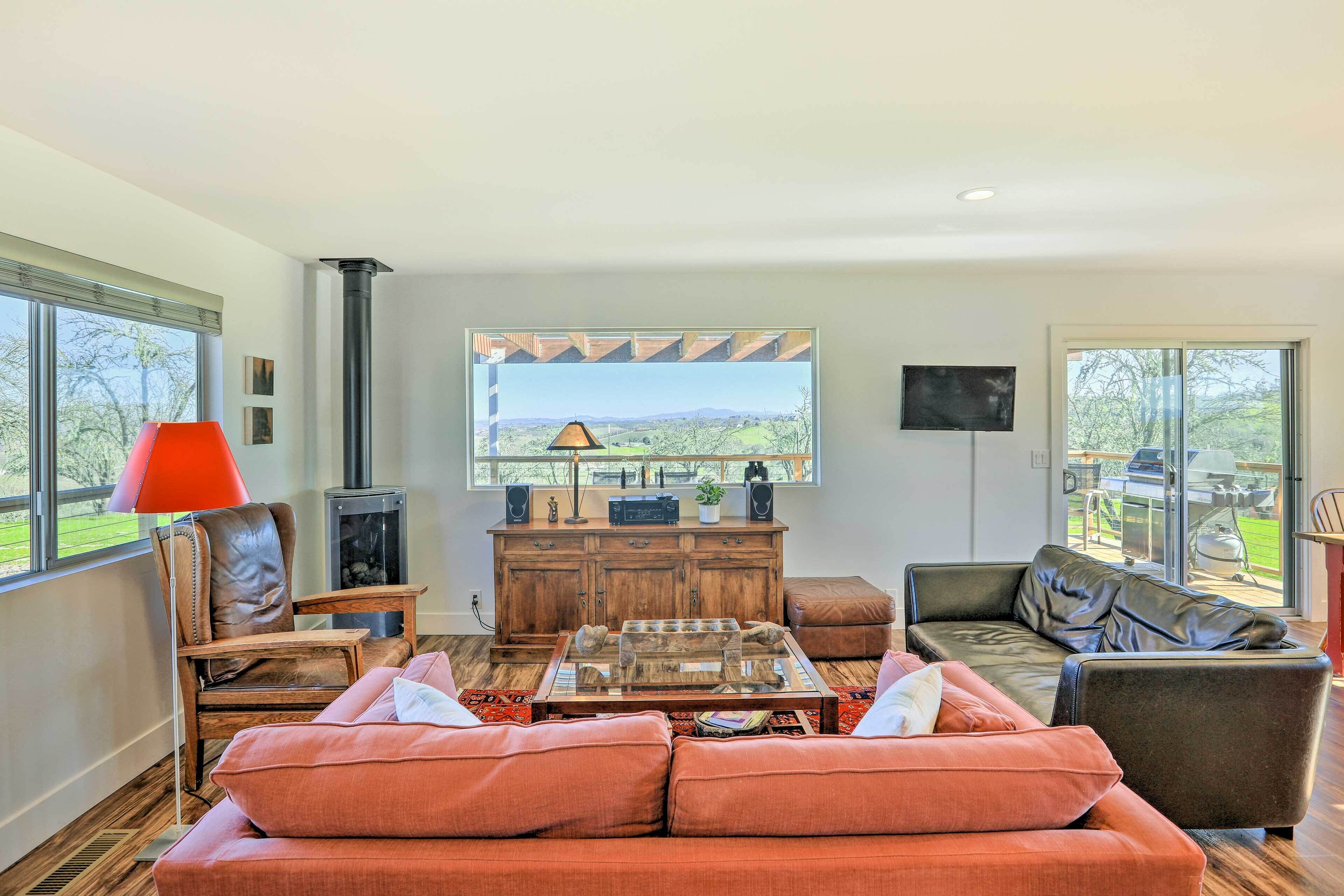 Gorgeous designer cottage with 360-degree views of vines & wildlife.