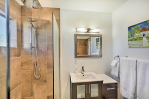 Douche, articles de toilette écologiques, sèche-cheveux