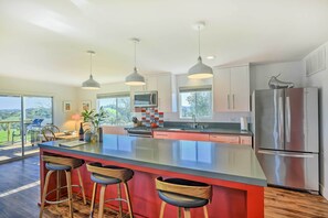 Fridge, microwave, oven, stovetop - Vines & Views. Modern designer cottage with 360-degree views of vines & wildlife (Templeton)