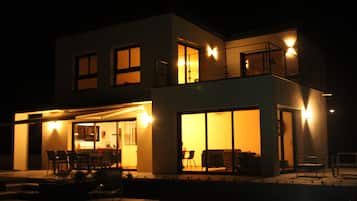 Piscine chauffée, chaises longues