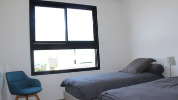 4 slaapkamers, een strijkplank/strijkijzer, reisbedje, gratis wifi