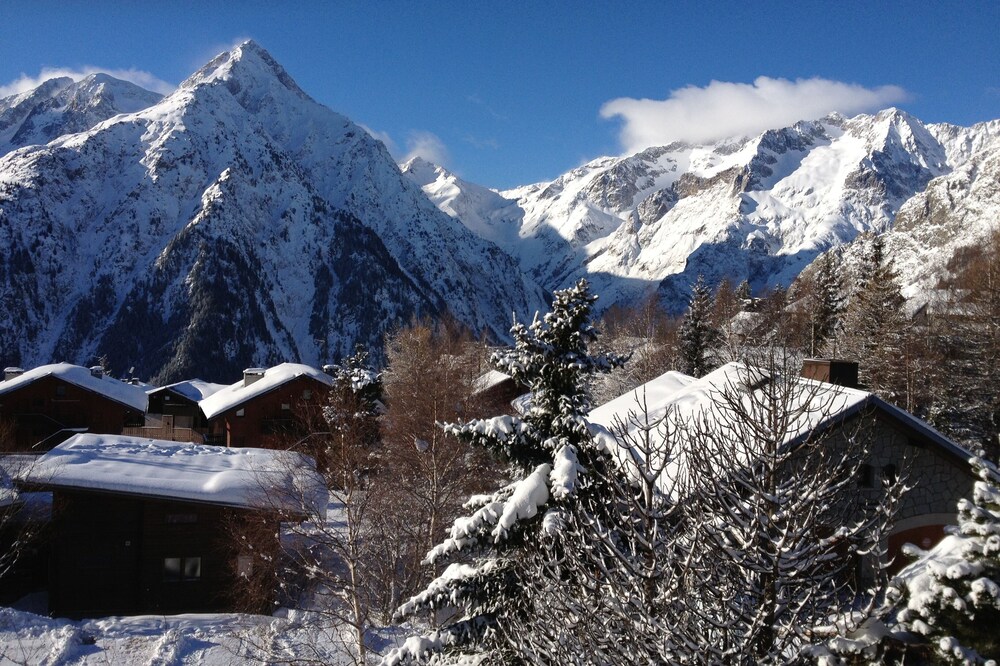 studio at the foot of the slopes, view of the mountains, sleeps 5, quiet residence