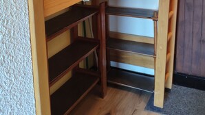 A bunk bed with a wooden frame and a yellow mattress. There is a shelf above the bed and a door to the right. - studio at the foot of the slopes, view of the mountains, sleeps 5, quiet residence (Les Deux-Alpes)