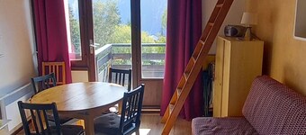 studio at the foot of the slopes, view of the mountains, sleeps 5, quiet residence