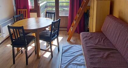 studio at the foot of the slopes, view of the mountains, sleeps 5, quiet residence