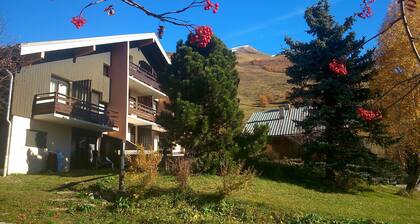studio at the foot of the slopes, view of the mountains, sleeps 5, quiet residence