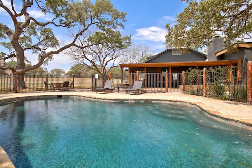 Windmill House -Guest Cottage w/pool