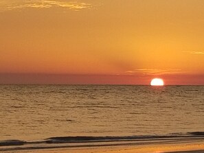 Sun loungers - Madeira Bay Condo Suite, 2bdr 2 bath, miles of white sand beach! (Madeira Beach)