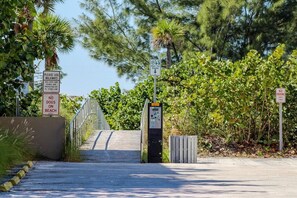 Property grounds - Madeira Bay Condo Suite, 2bdr 2 bath, miles of white sand beach! (Madeira Beach)