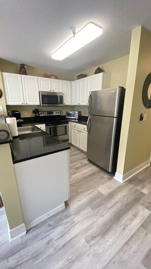 Fridge, microwave, oven, stovetop - Madeira Bay Condo Suite, 2bdr 2 bath, miles of white sand beach! (Madeira Beach)