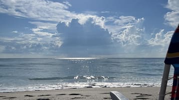 Beach nearby, sun loungers, beach towels