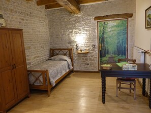 1 quarto, Wi-Fi de cortesia, roupa de cama