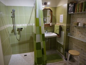 Chuveiro, secador de cabelo, toalhas de banho, sabonete