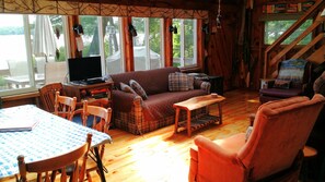 Tv, dvd-spelare och böcker