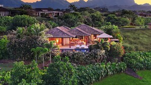 Ein Resort mit mehreren Villen, einem Swimmingpool und üppigem Grün.