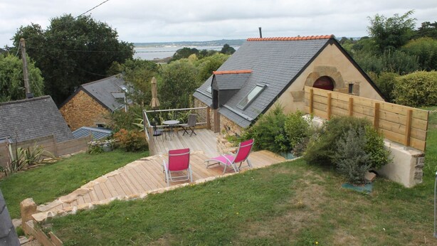 A residential property with a patio area, a stone house, and a view of the sea. - Gouelet-Ker "Ouessant" (LOGONNA DAOULAS)