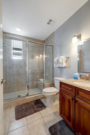 Combined shower/tub, hair dryer, towels