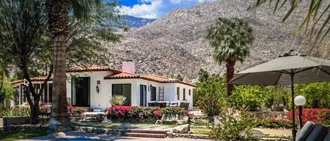 Een buitenzwembad en een verwarmd zwembad