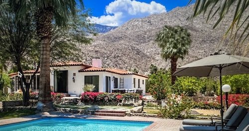 STUNNING LUXURY ESTATE IN THE EXCLUSIVE MESA AREA OF PALM SPRINGS