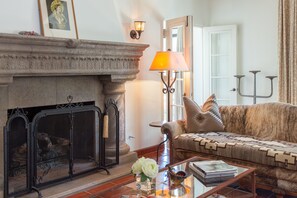 Smart TV, chimenea, reproductor de DVD y libros 