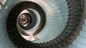 A spiral staircase with a central column and metal railings. - "In the Land of Abers", in a valley of mills, 800m from the Aber (beaches 9 ') (Plouguin)