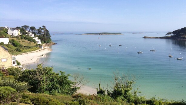 A coastal view with clear waters, boats, and a sandy beach. - "In the Land of Abers", in a valley of mills, 800m from the Aber (beaches 9 ') (Plouguin)