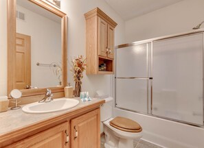 Combined shower/bathtub, jetted bath, hair dryer, towels
