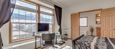 2 bedrooms, desk, iron/ironing board, free WiFi