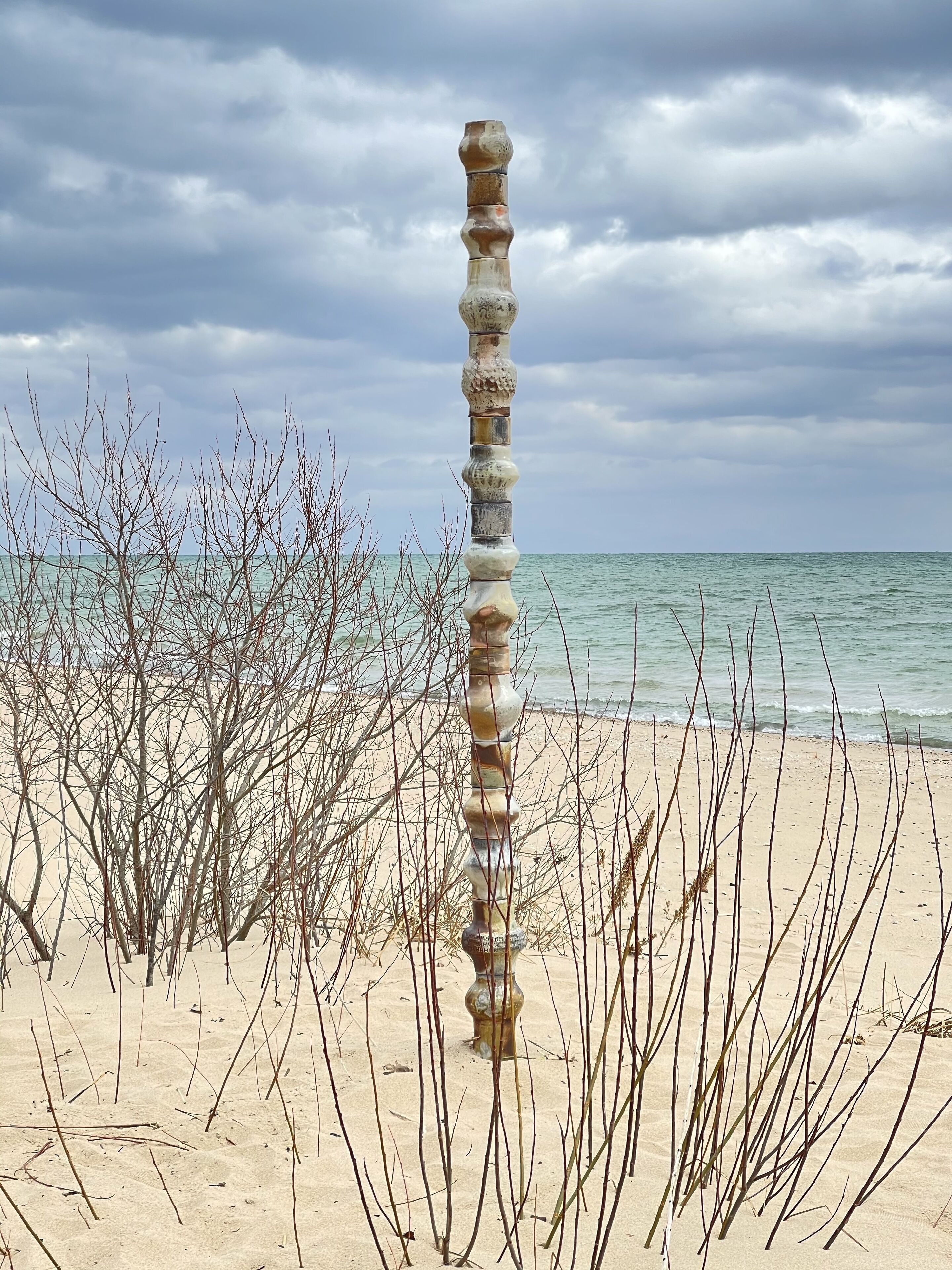 Rannalla, aurinkotuoleja, rantapyyhkeitä