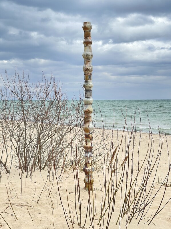 在海滩、沙滩椅、沙滩毛巾