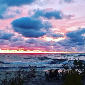 Sulla spiaggia, lettini da mare, teli da spiaggia