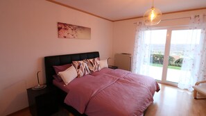 2 bedrooms, in-room safe, iron/ironing board, travel cot - Large, bright apartment right next to the forest with a beautiful view (Welschneudorf)